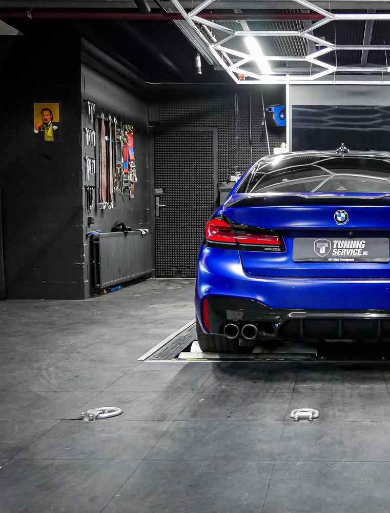 BMW M5 — zijkant met chauffeur