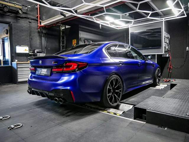 BMW M5 — interieur / badge
